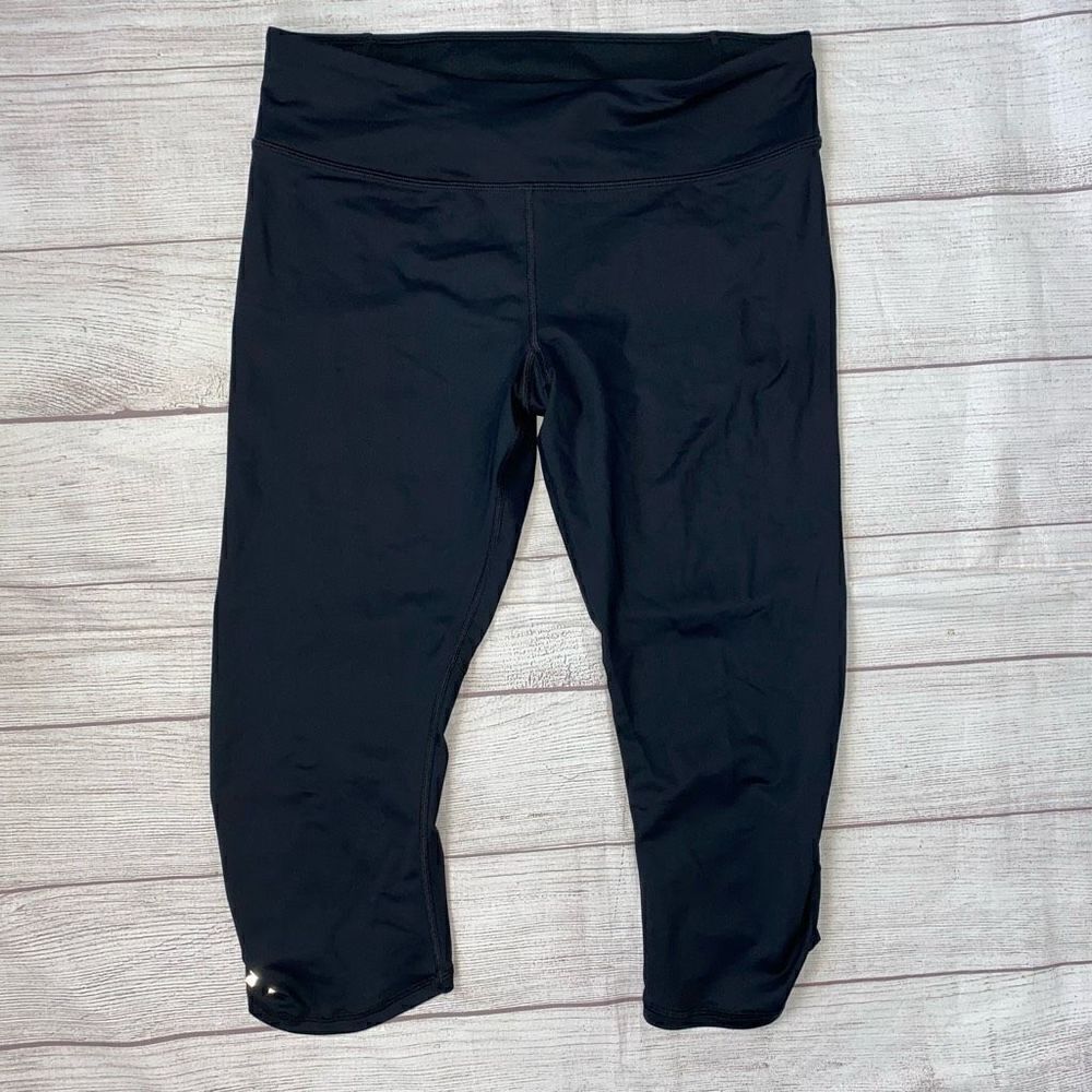 Under Armour women’s M heat gear pull on  compression leggings black capris